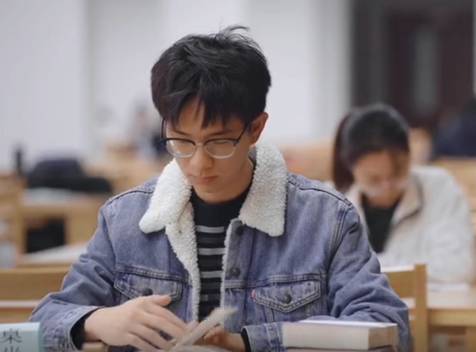 从本科生到研究生,这位男生寒假坚守实验室,认准调剂专业是终生志向