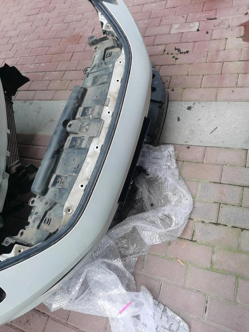Bumper right section - Mounting detail