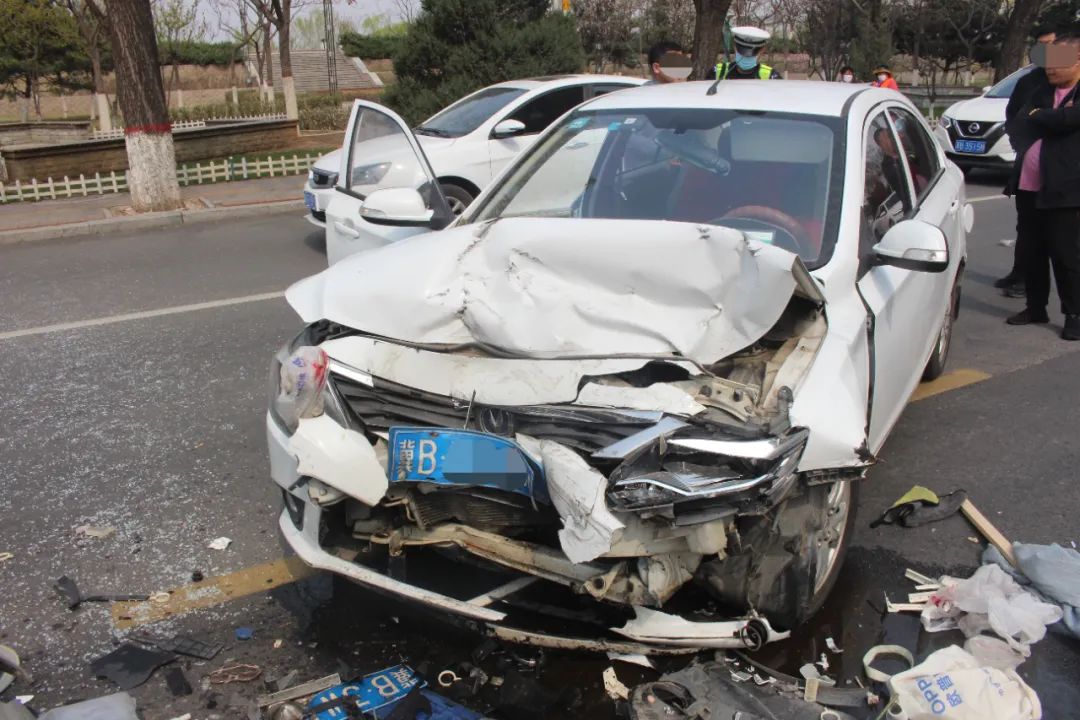 唐山:两车迎面相撞车头损毁严重!造成多人人不同程度受伤!