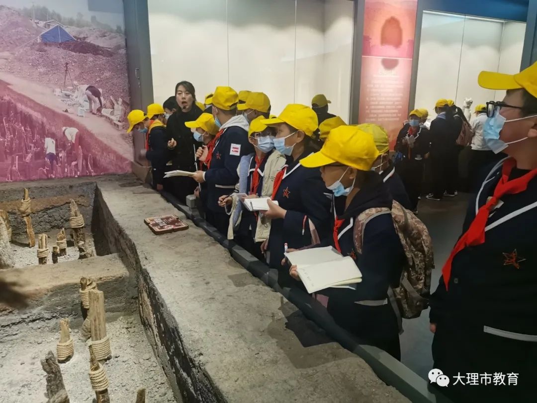 金星完小组织学生参观大理州博物馆