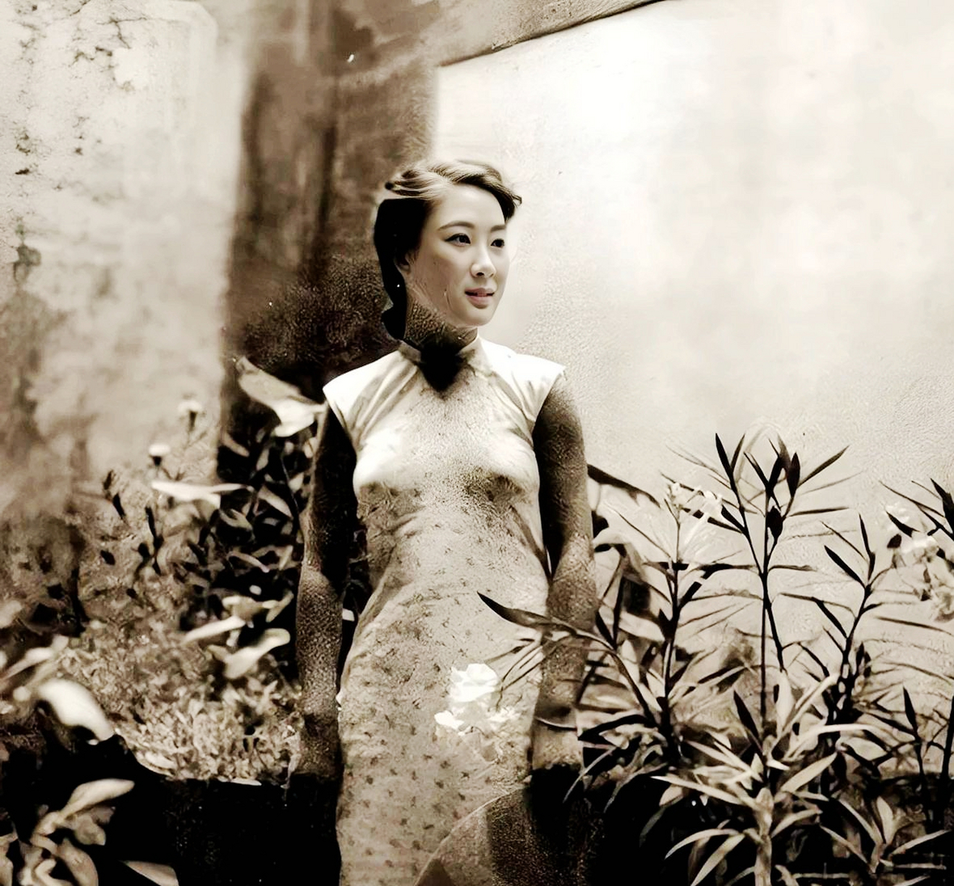 中华民国妇女.镜头下的女子身穿旗袍,身材曼妙,容貌秀美.