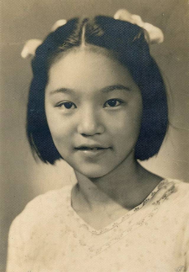 同年,作为中国艺术家代表团成员,她和小提琴家马思聪及歌唱家喻宜萱