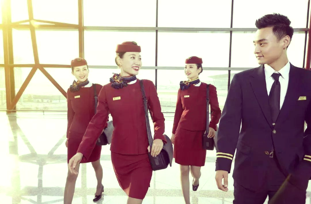 国航空姐制服变迁:从军装到"中国蓝"