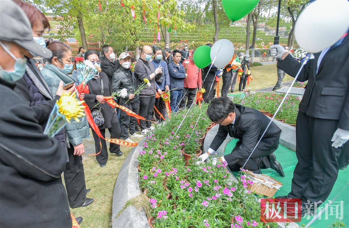 武汉长乐园举行生态安葬仪式8位逝者长眠花坛下