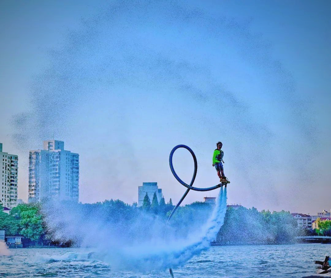 水上飞人表演:惊险与魅力共舞的视觉盛宴
