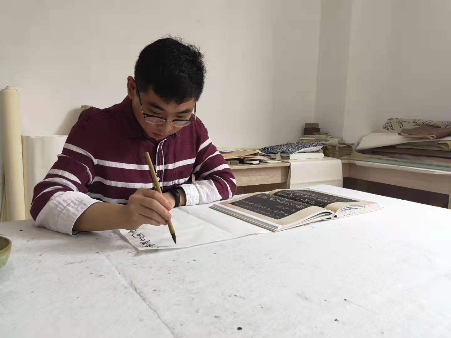 在这里告诉同学们,一定要找一个书法专业出身的老师,并且还可以为你量