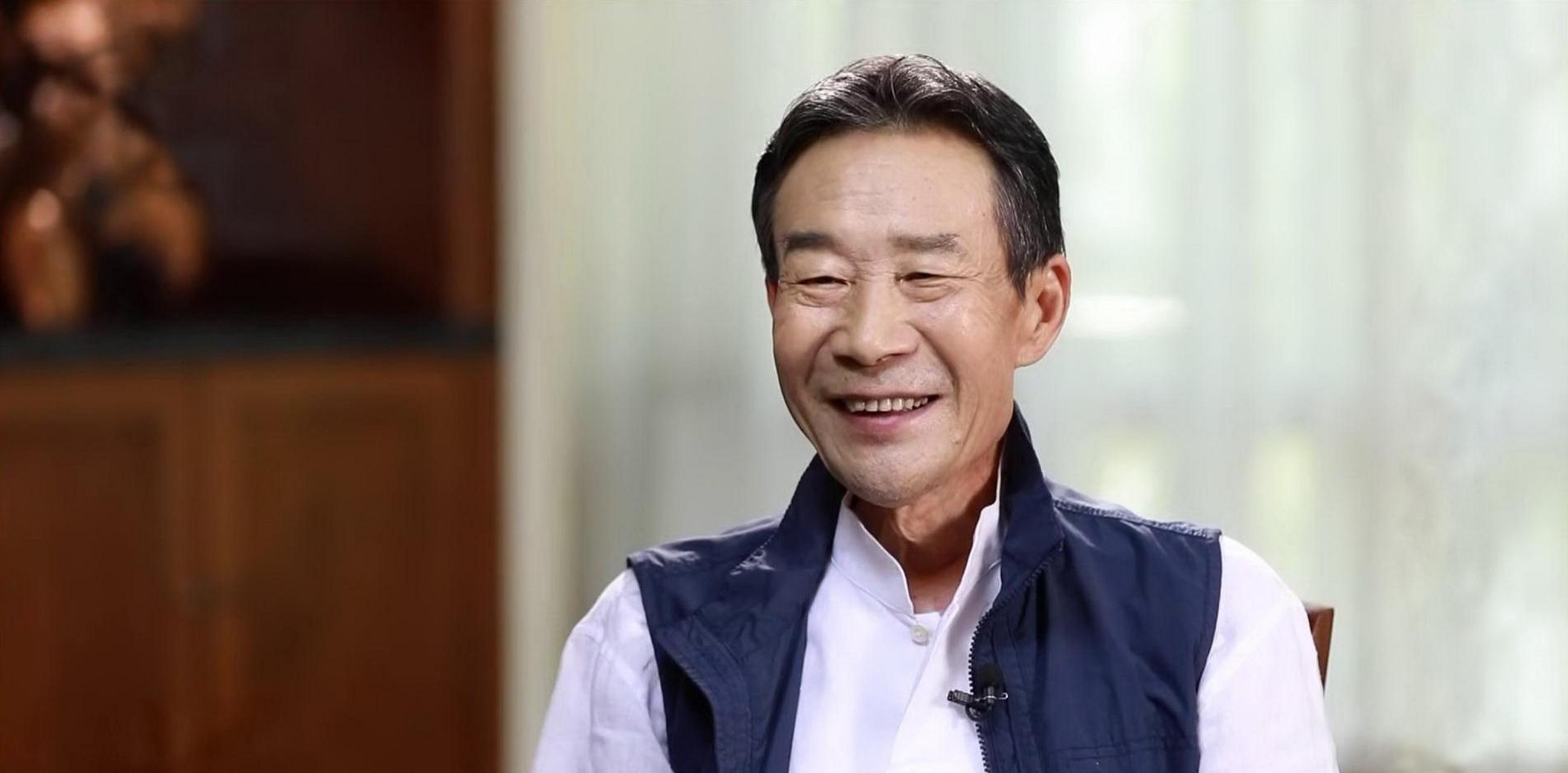 前段时间,有网友通过社交媒体,晒出了老戏骨李雪健参加活动的照片