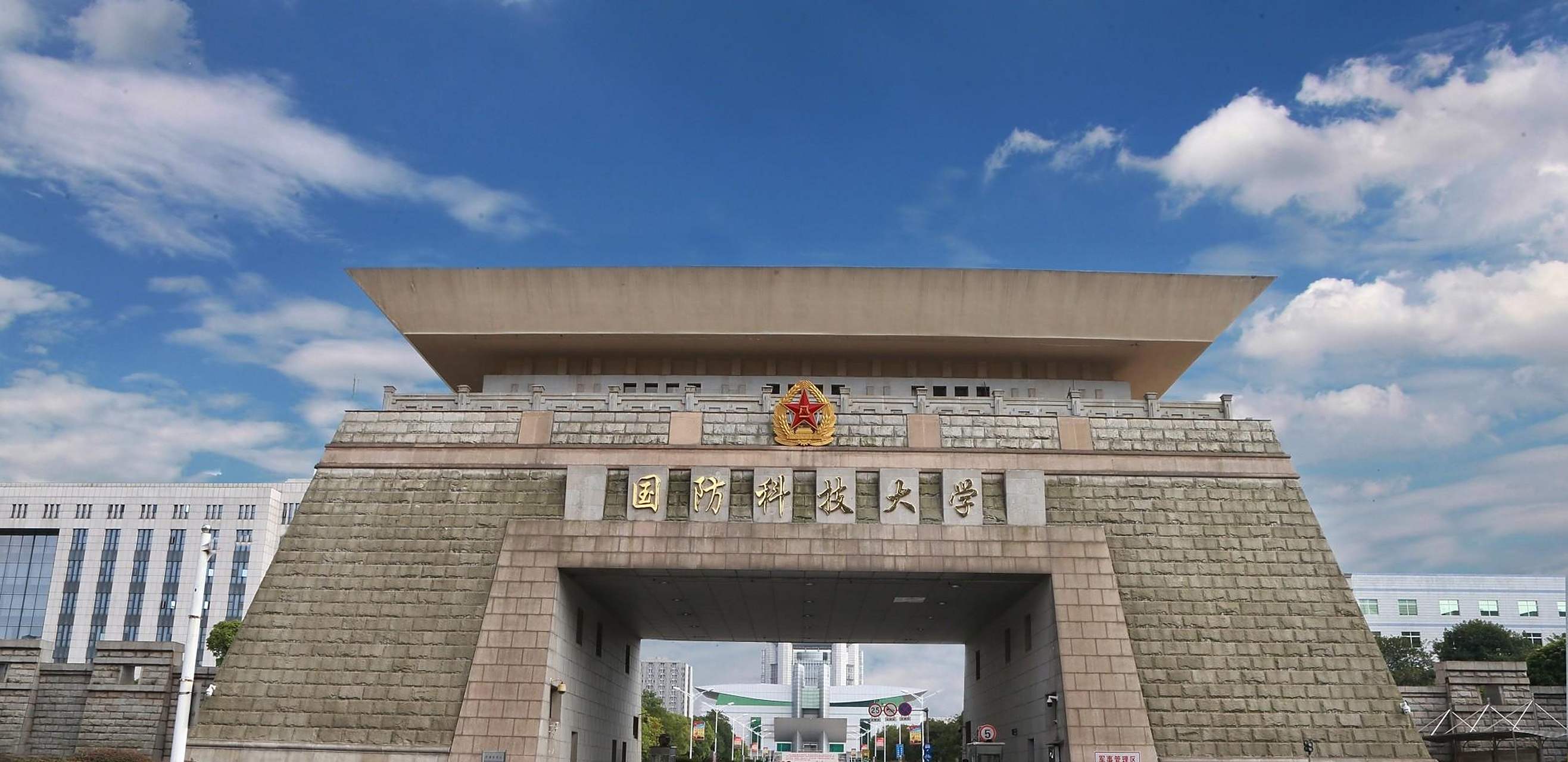 此轮军改中,国防大学,国防科技大学均吸收合并了多所部队院校,但是