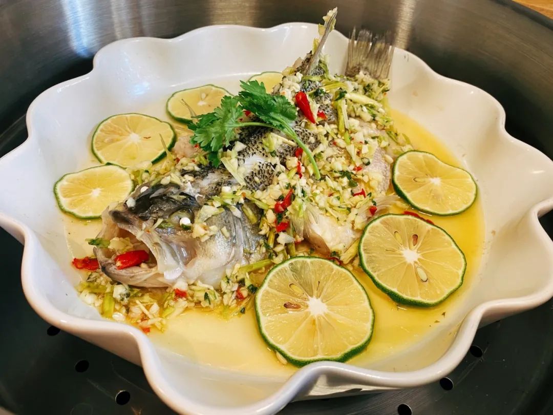 「美食diy」泰式青柠蒸鲈鱼,酸辣鲜香,操作简单在家里也能做