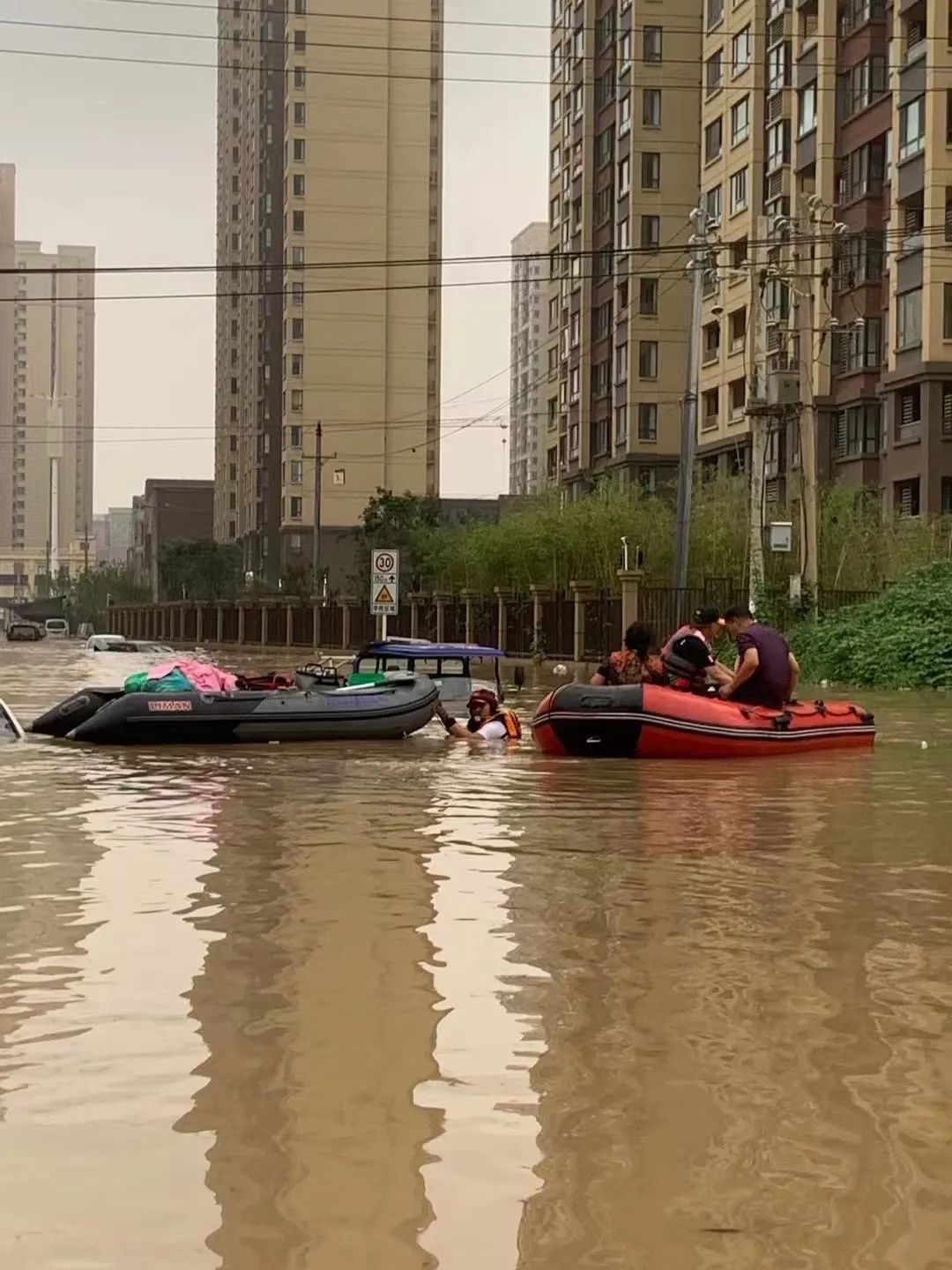 "浦东民间专业救援队驰援郑州,队员们带去7艘冲锋救援艇和1架水下机器