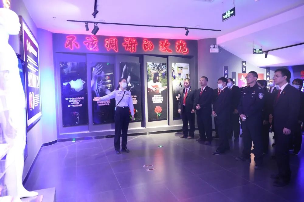 平果法院组织全体干警到平果禁毒教育示范基地参观学习