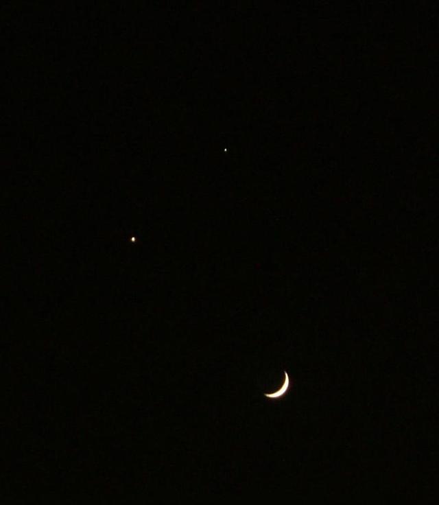 神奇一幕!"双星伴月"19日天空组"红眼笑脸"