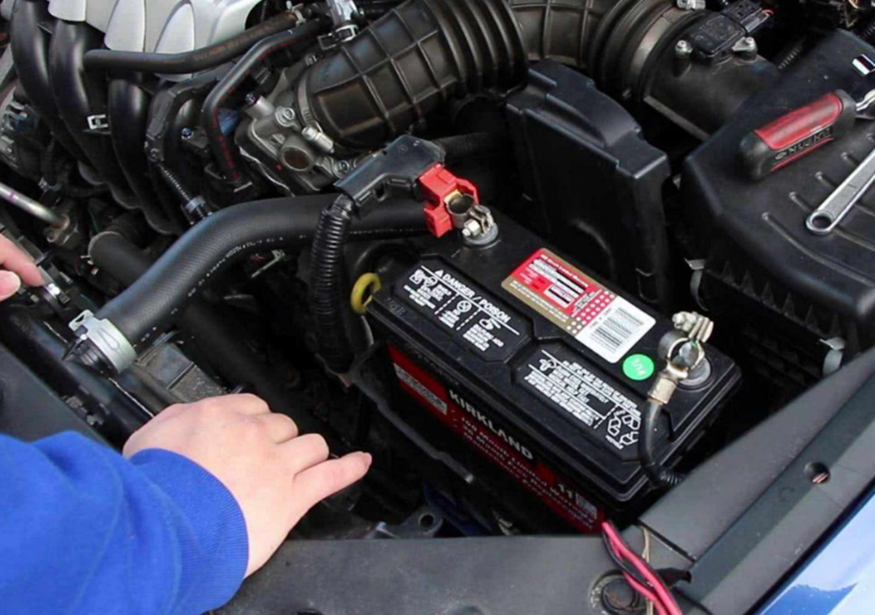 汽车电瓶突然间就没电了是什么原因,汽车电瓶多久充一次电