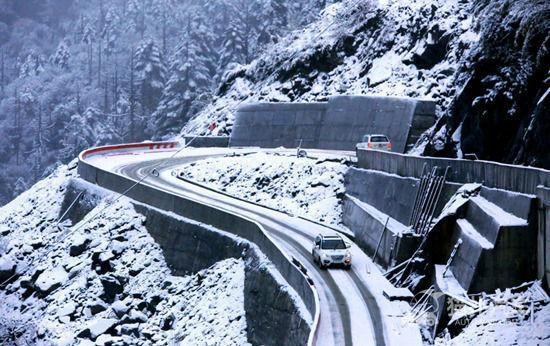 扎墨公路解除小车交通管制