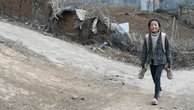 女孩每天都提着仅有的一双破鞋,徒步1小时山路去上学