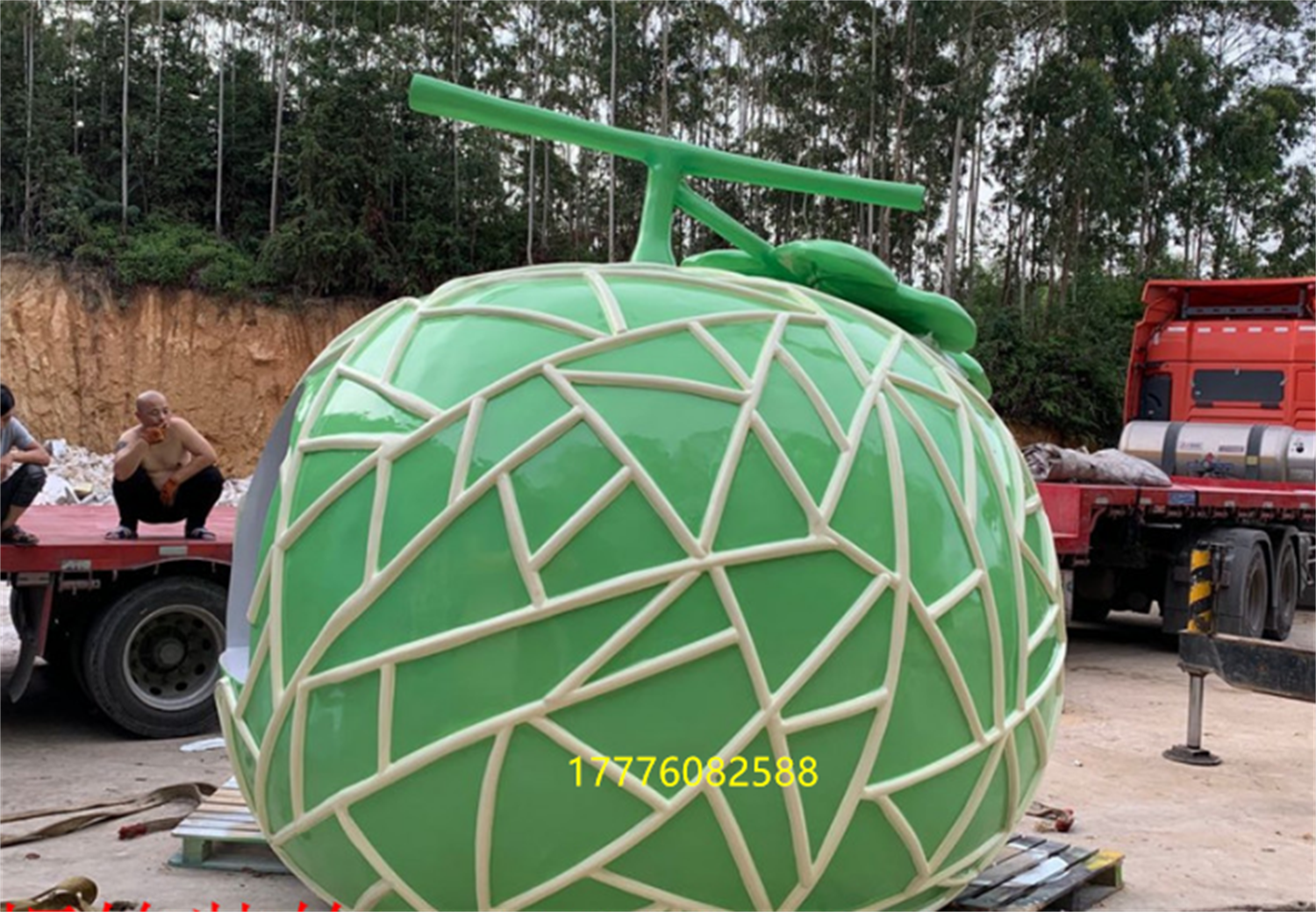景区玻璃钢水果凉亭草莓房火龙果造型屋雕塑吸引不少游客采摘游玩