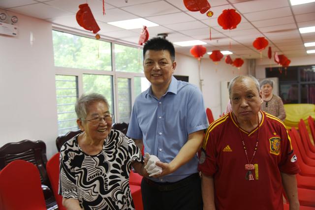 三品悦泽文化传媒端午慰问华扬爱心养老院 李中华致辞 吴迪吴跃主持