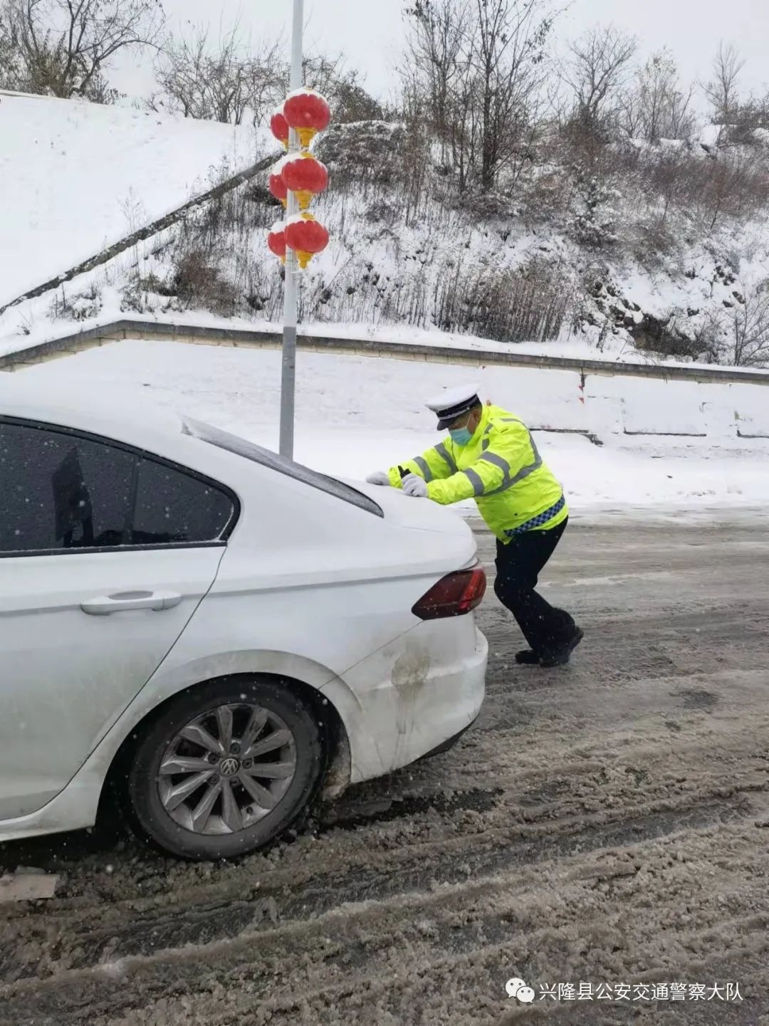 以雪为令!兴隆公安交警雪天执勤保畅通