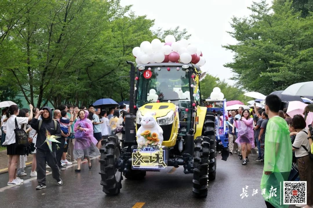 硬核!大学校长考驾照开收割机,数万人围观