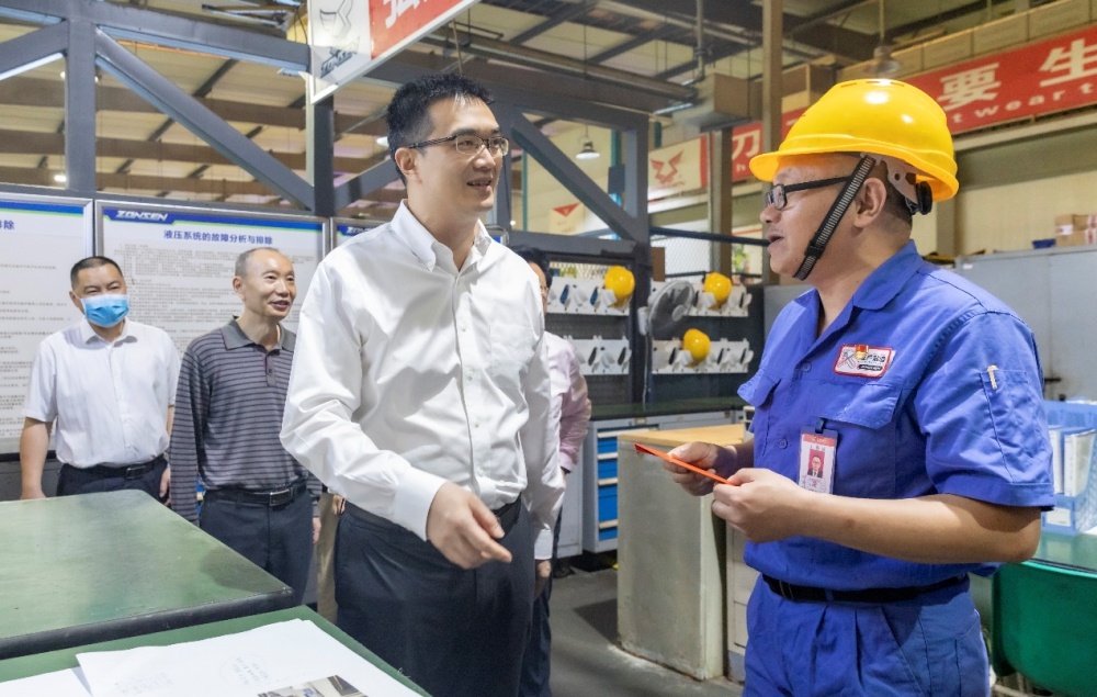 巴南区区长贾晖看望慰问劳模代表