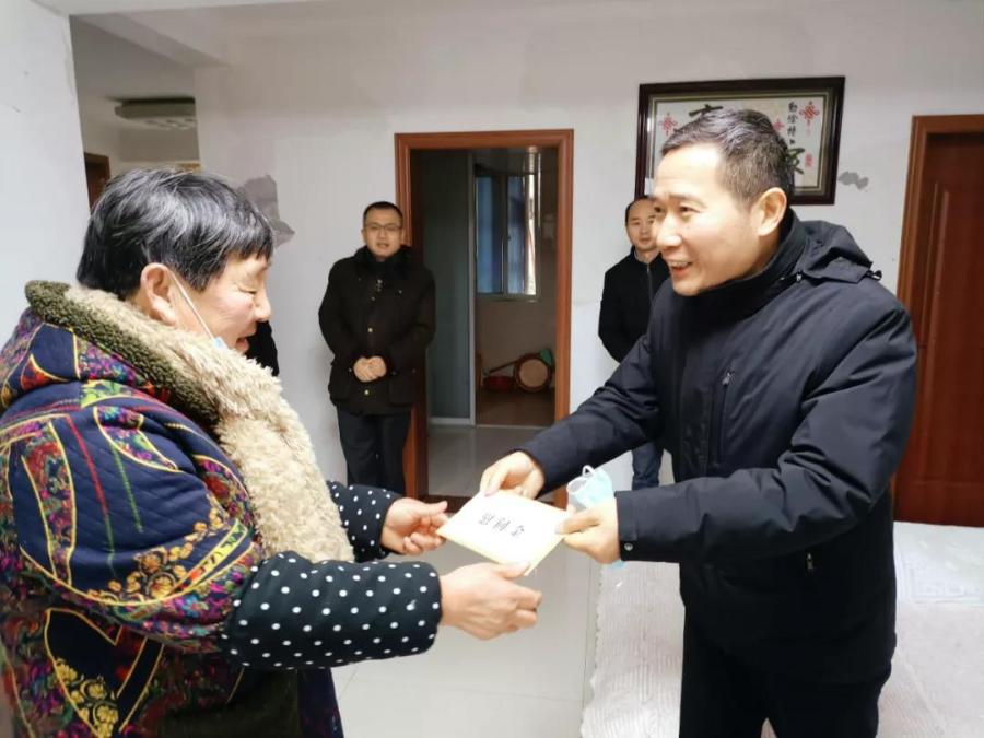吴孝水走访慰问辖区困难党员