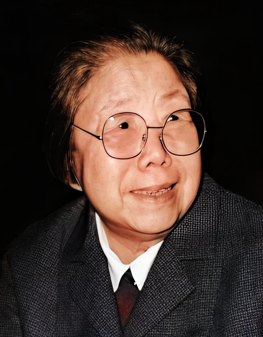 三人站在一起,绝对是另外一番景象! 邓大姐是老党员,胸大心大!