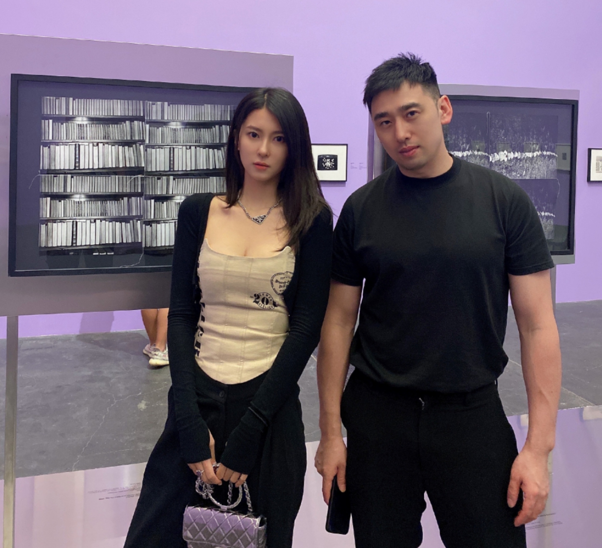 刘晓宇与前女友复合?钟鹿纯穿低胸装秀身材,分手后表示不认识他