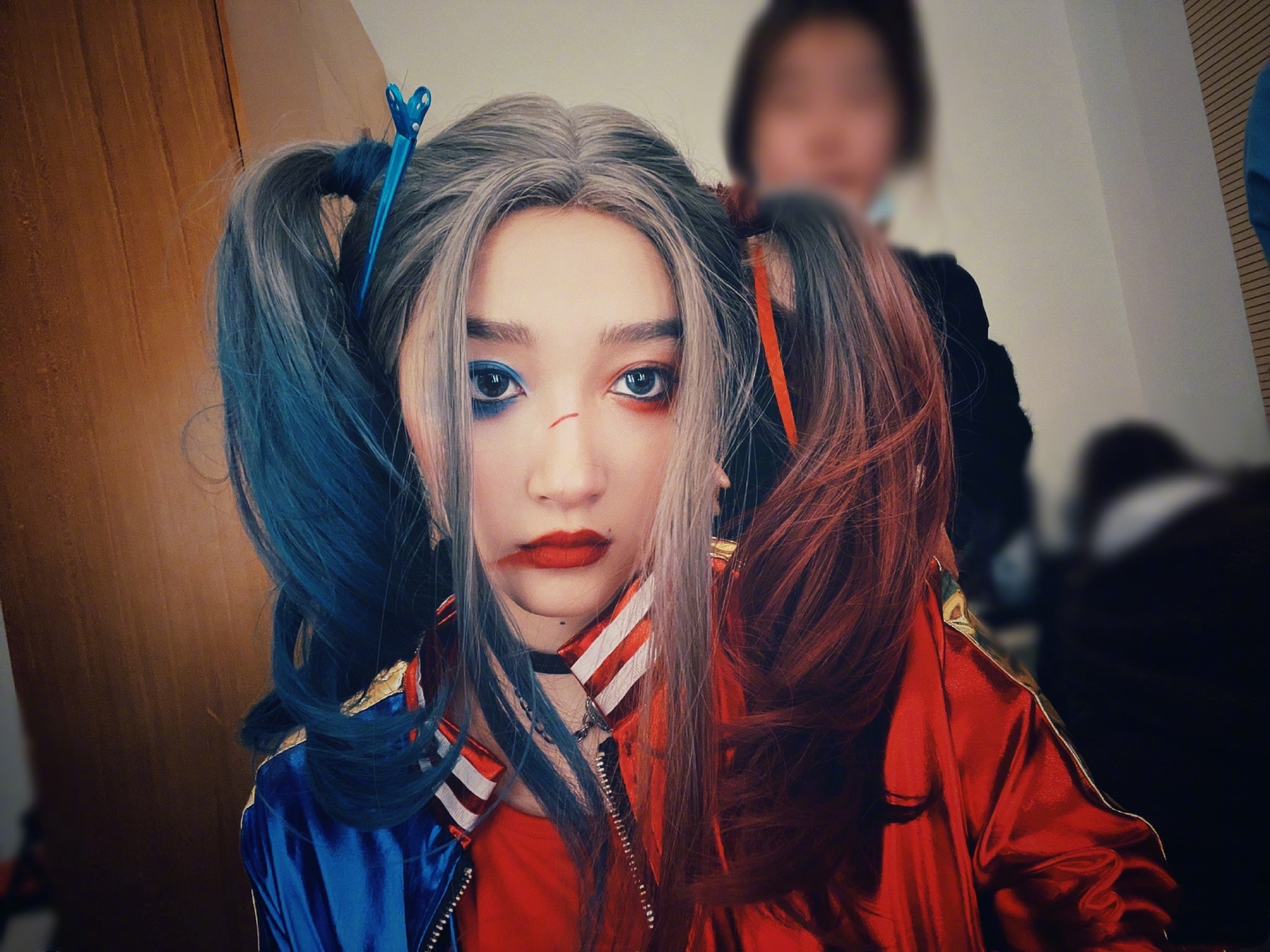 国民闺女大换装!关晓彤变身小丑女吓退粉丝,魔法学院风好纯情