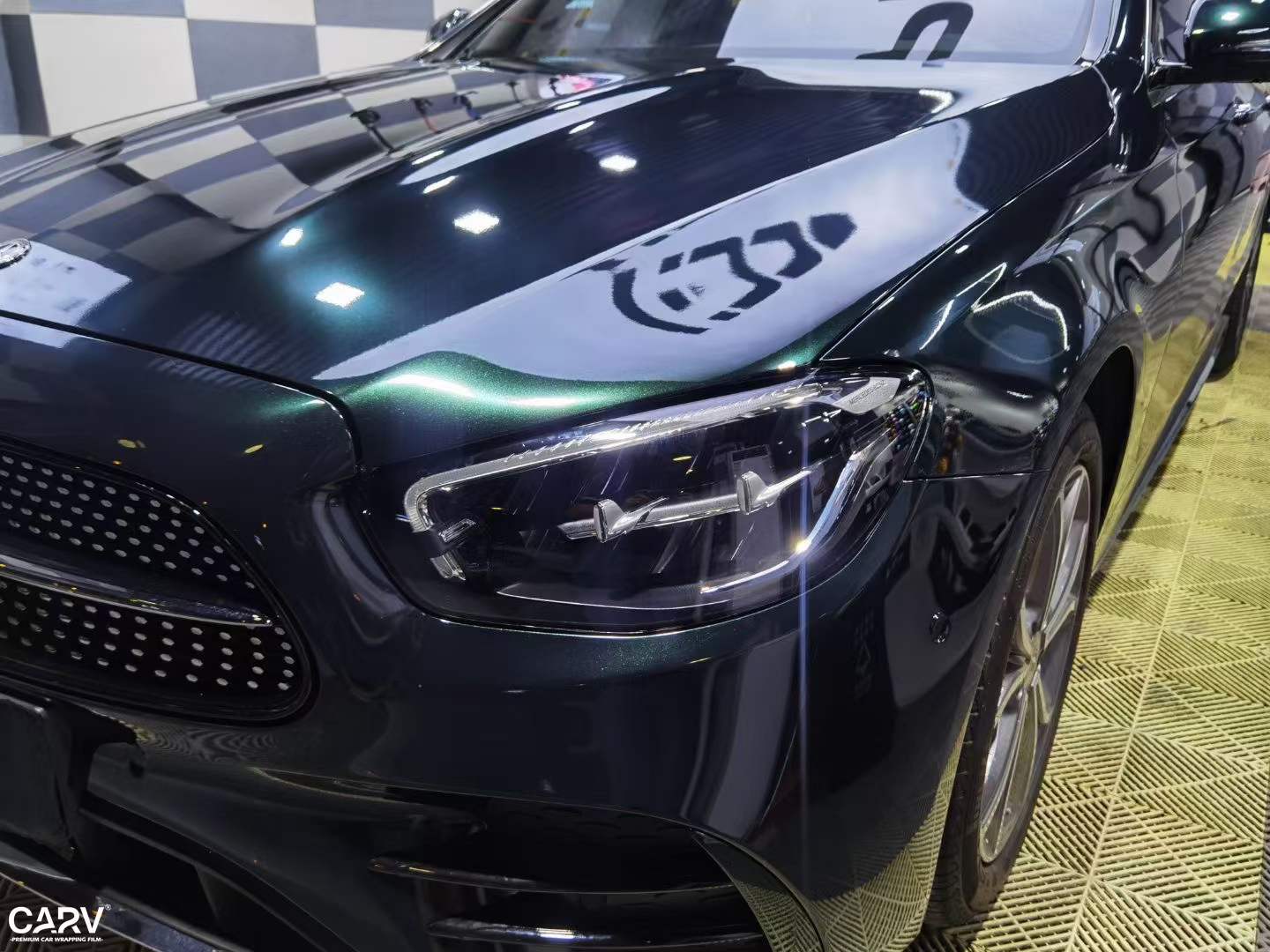 爱车必须带点绿,奔驰e300超亮祖母石绿改色膜 卡孚carv