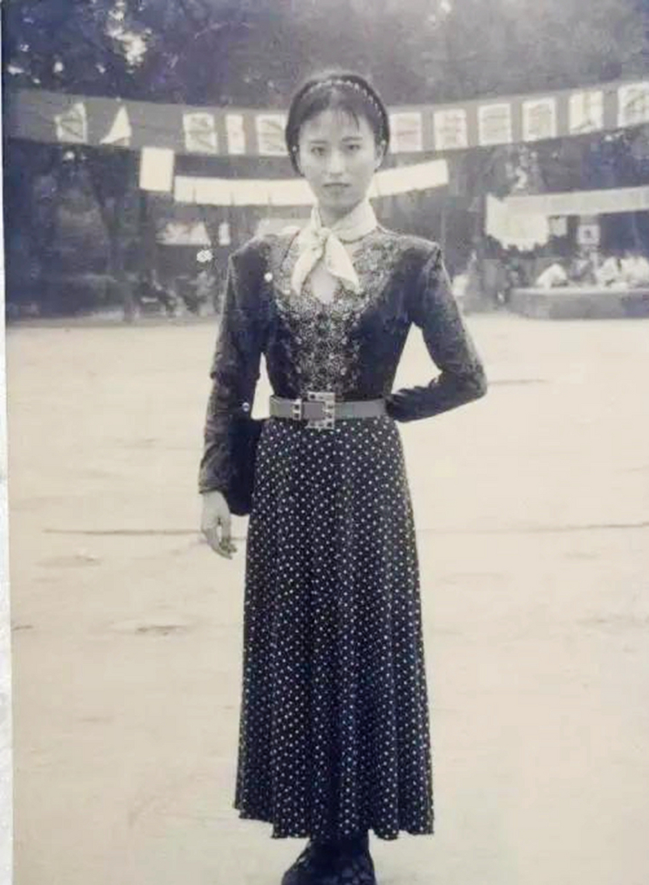 70年代的美女,无论是身材还是性格,画面中的少女都属于当时的上流社会