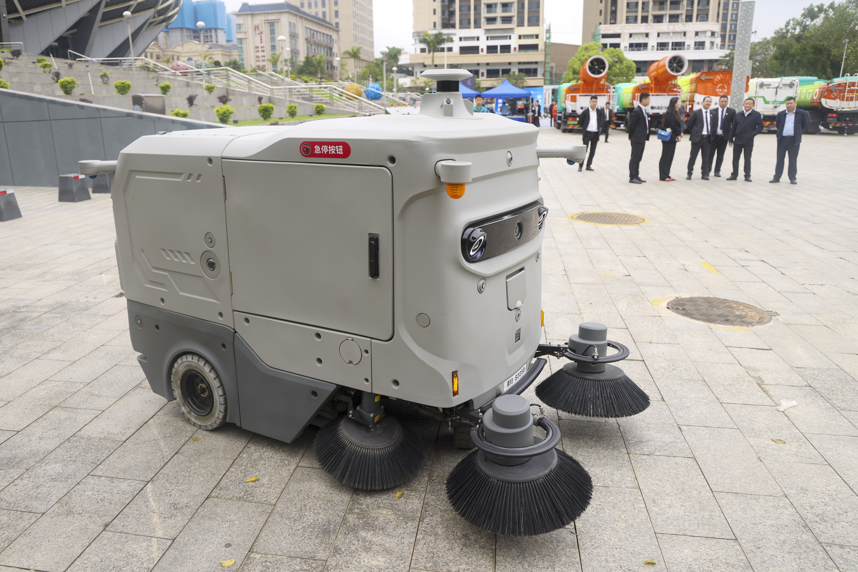 无人驾驶环卫车上岗,马峦街道启动坪山首个城市管家服务