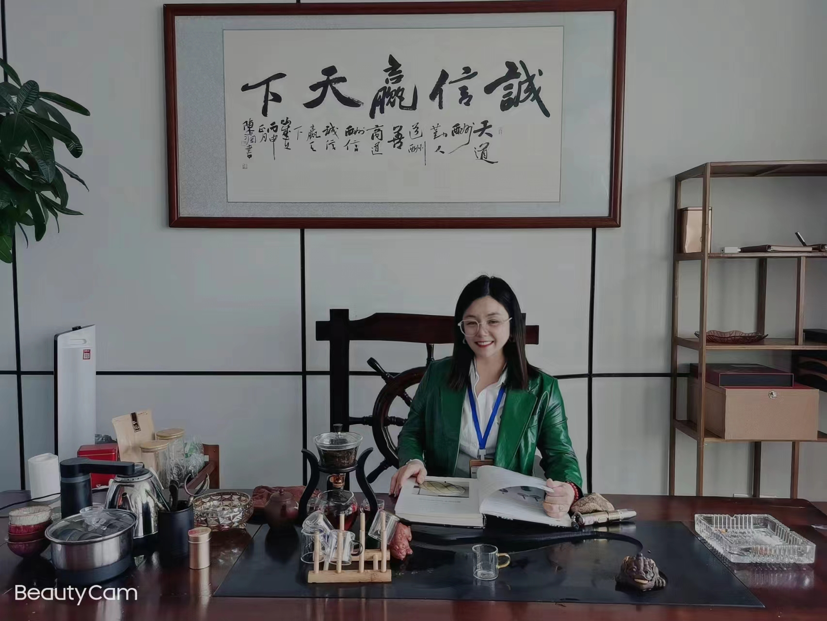 刘莉莉,飞瑞珠宝高级鉴定师,翡翠原石鉴定评估师,专业,认真