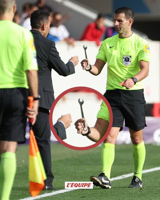 《少林足球》神预言!法甲裁判竟在场上捡到一把扳手