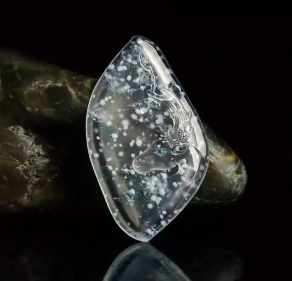 翡翠中常见的"石花",你知道是什么吗?它究竟是好还是坏?