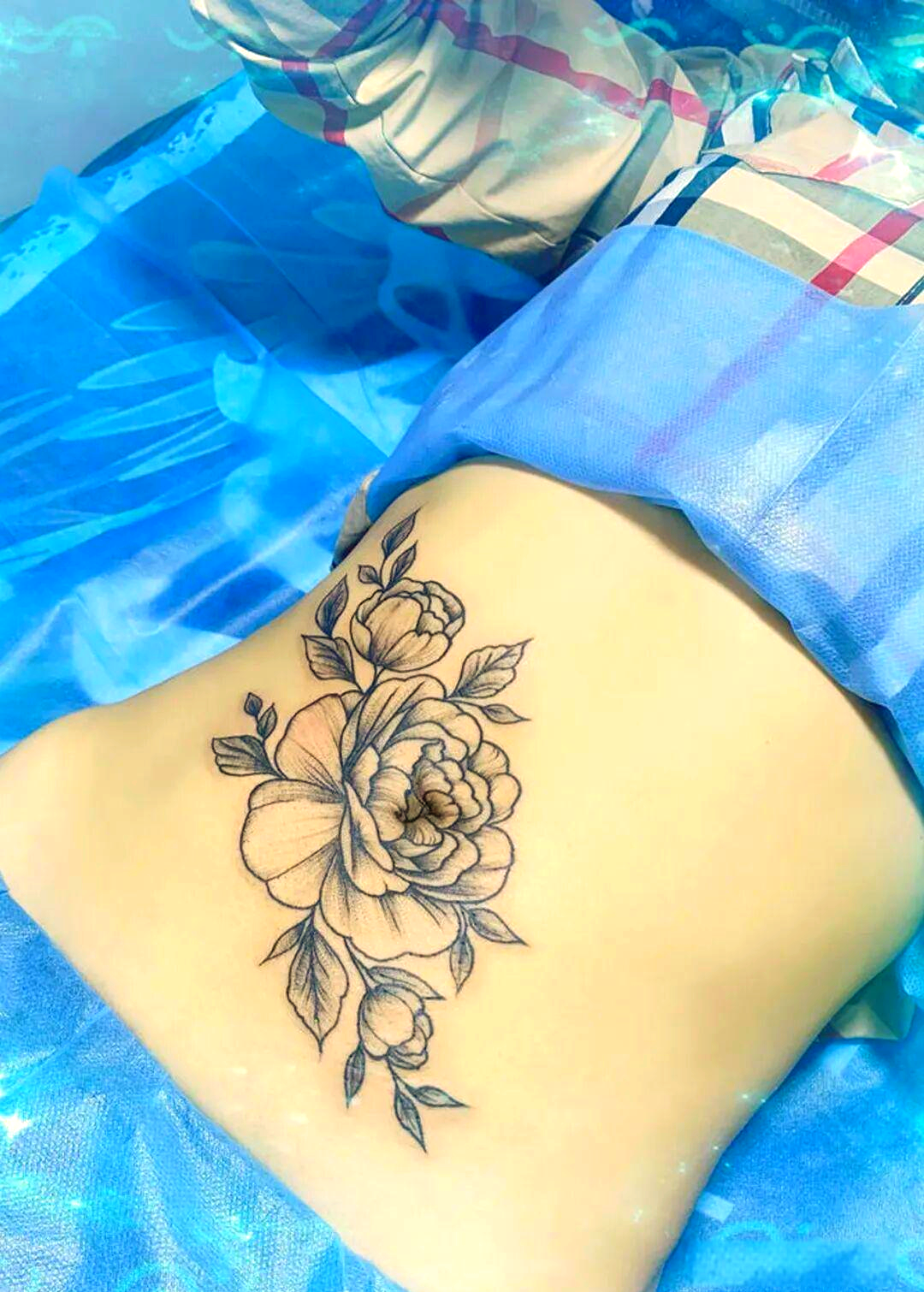 深入探索女生腹部纹身:设计与意义