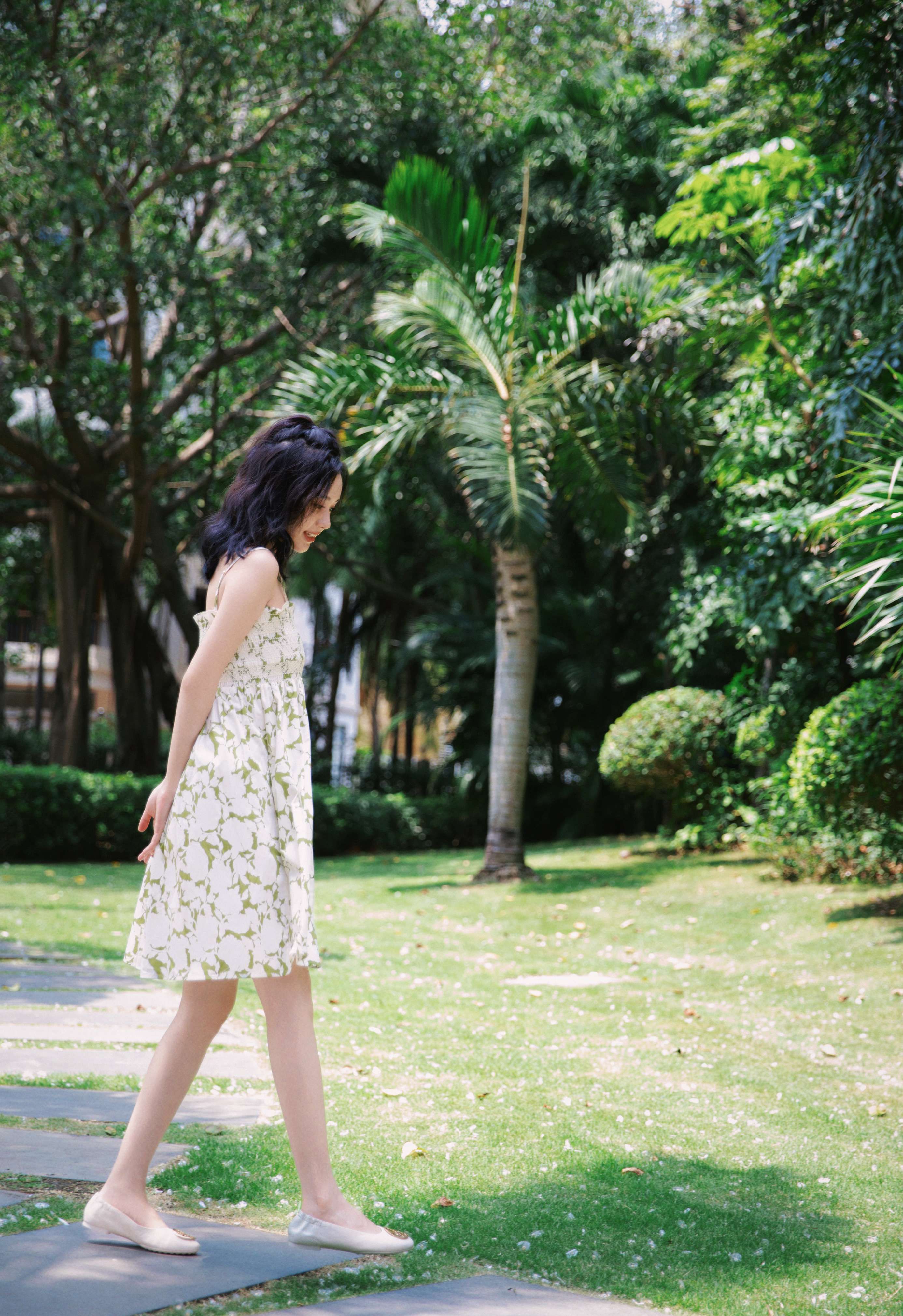 郑合惠子吊带连衣裙性感美腿写真