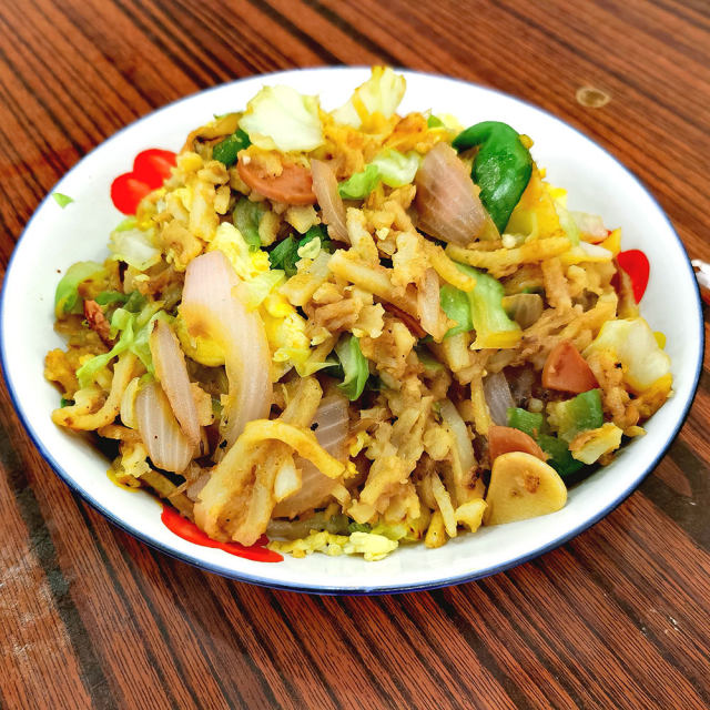鸡蛋火腿炒饼丝,美味漂亮,营养丰富!