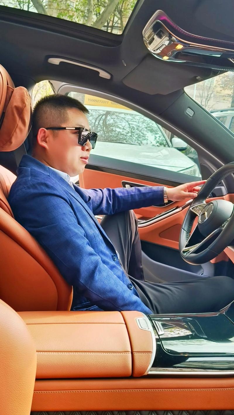 开奔驰 的男人