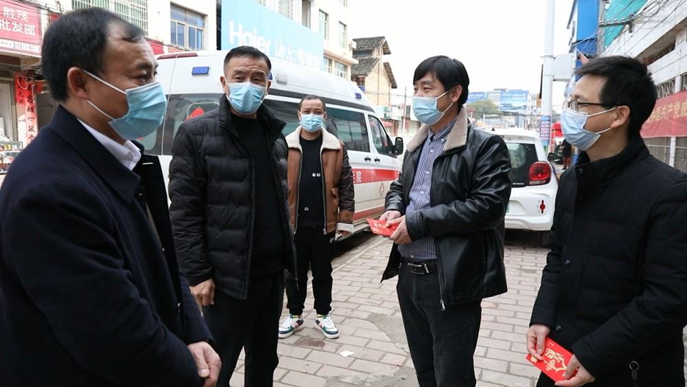 胡少波,杨国基一行先后来到冷水镇卫生院,冷水镇敬老