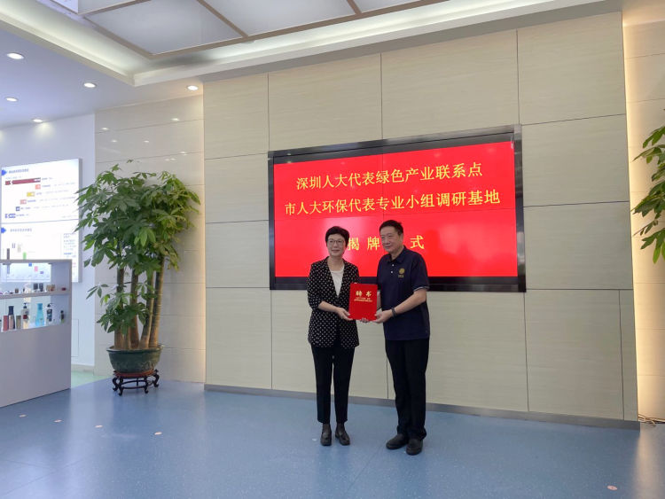 (裴蕾为孔英教授颁发证书)