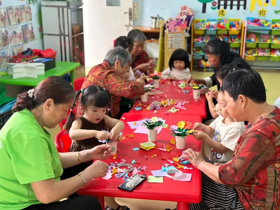 黄桷小学黄桷小学组织学生为母亲制作节日礼物,开展家庭教育宣传活动.