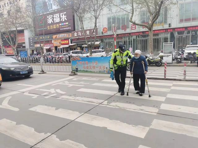 交警扶老人过马路图片图片