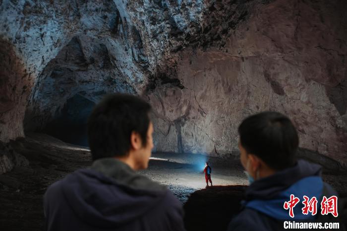 贵州探洞摄影师周元杰:用光影点亮"地下世界"