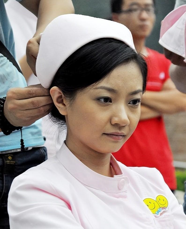 姜昆女儿姜珊:被父亲掐断星梦,因一段相声被内涵,今44岁仍单身