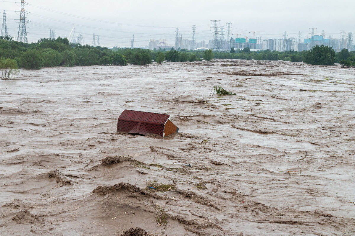 直击|北京门头沟洪水已退:抛锚车辆横七竖八,道路泥泞