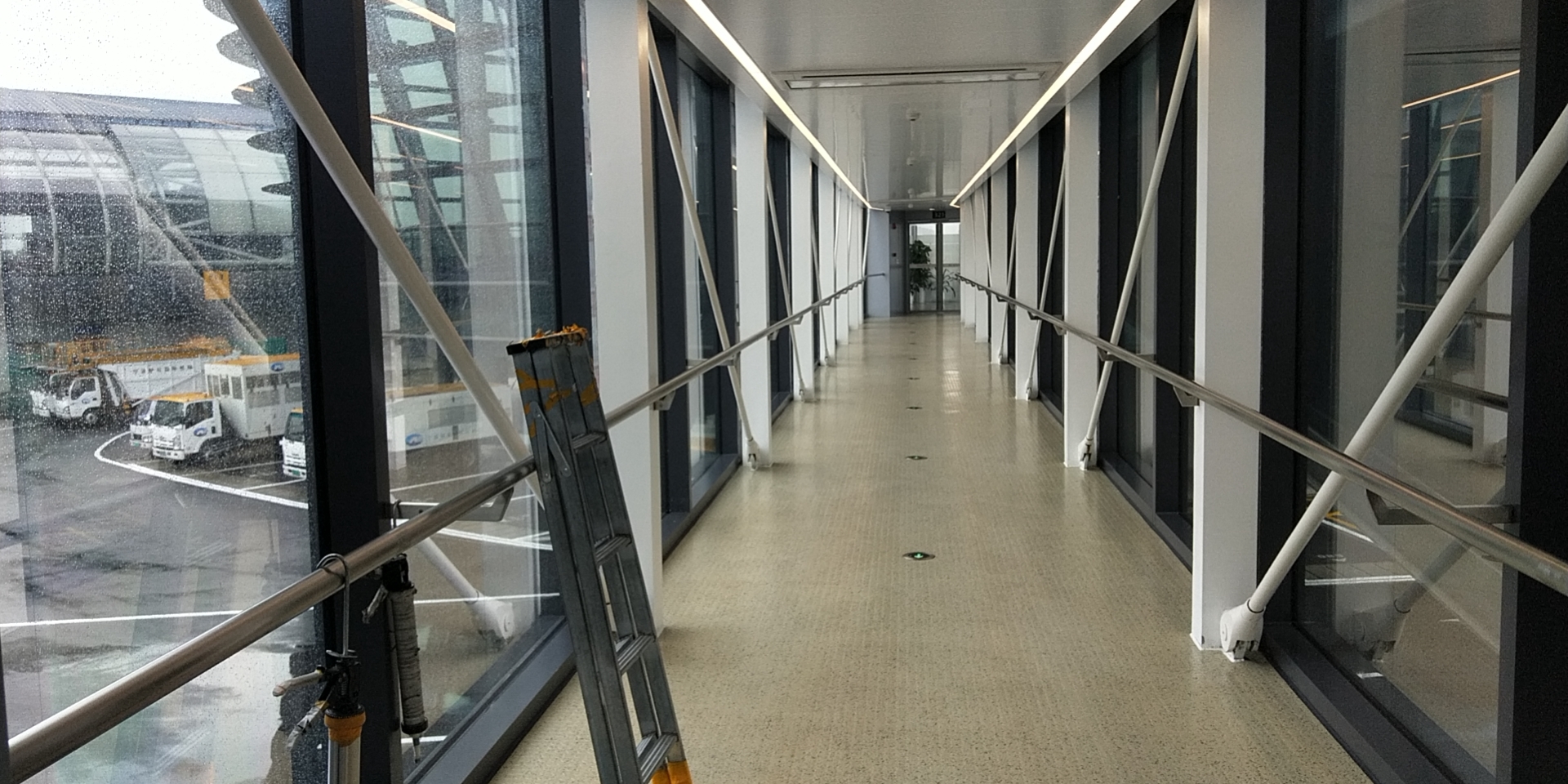 宁波两座山栎社机场廊桥贴膜打胶