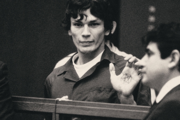 理查德·拉米雷斯(richard ramirez 是一名连环杀手,至少杀死了