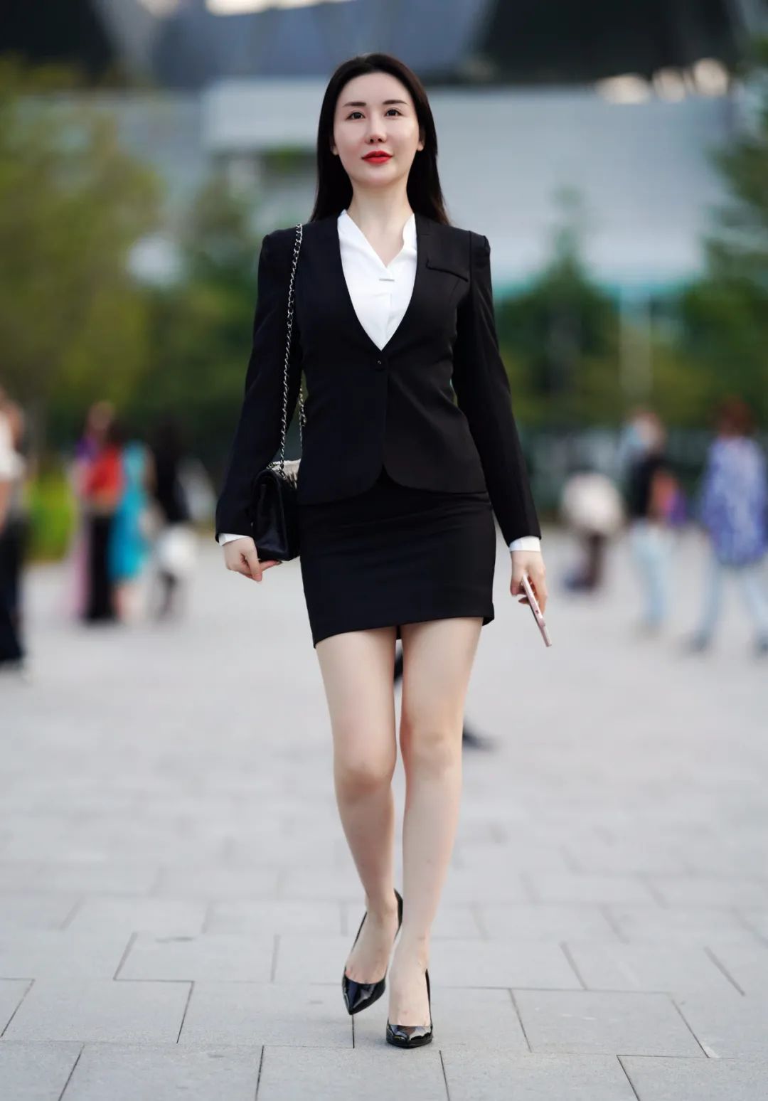 街拍:身材曼妙的小姐姐,红色连衣裙穿搭,尽显端庄优雅范!