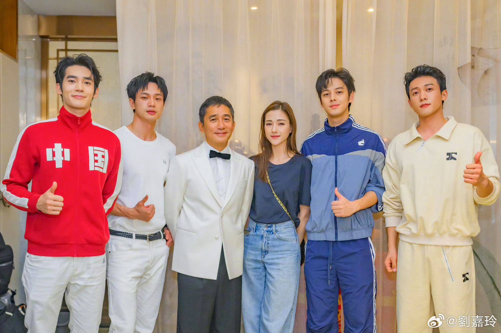 刘嘉玲晒出于适和梁朝伟合照,有网友笑称这是"于和伟"