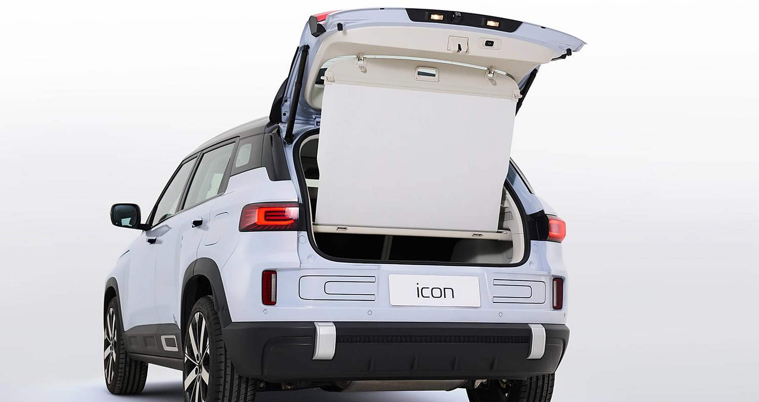 作为改款车型,新车主要增加了全新的车色,并将配置款定名为icon主角.